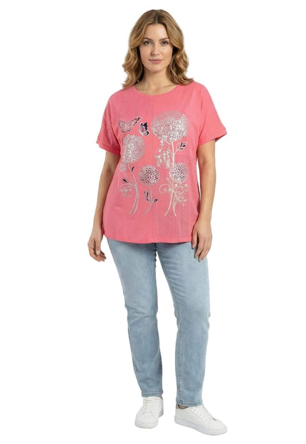 Ολόσωμη λήψη: Καθημερινή κοραλί τουνίκ σε μεγάλα μεγέθη, με εντυπωσιακό ασημένιο φλοράλ τύπωμα και κοντά μανίκια, σε λευκό φόντο.