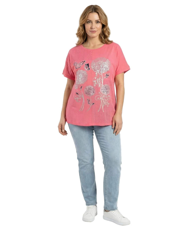 Ολόσωμη λήψη: Καθημερινή κοραλί τουνίκ σε μεγάλα μεγέθη, με εντυπωσιακό ασημένιο φλοράλ τύπωμα και κοντά μανίκια, σε λευκό φόντο.