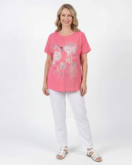 Μπροστινή ολόσωμη λήψη σε λευκό φόντο: καθημερινή κοραλί τουνίκ μεγάλα μεγέθη, με κοντά μανίκια και εντυπωσιακό φλοράλ σχέδιο.