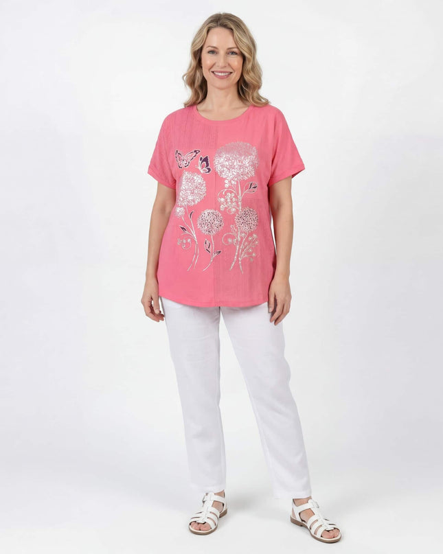 Μπροστινή ολόσωμη λήψη σε λευκό φόντο: καθημερινή κοραλί τουνίκ μεγάλα μεγέθη, με κοντά μανίκια και εντυπωσιακό φλοράλ σχέδιο.