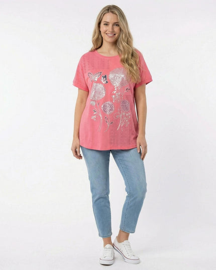 Ολόσωμη λήψη της κοραλί καλοκαιρινής τουνίκ σε μεγάλα μεγέθη, με εντυπωσιακό ασημένιο φλοράλ σχέδιο μπροστά, σε λευκό φόντο.