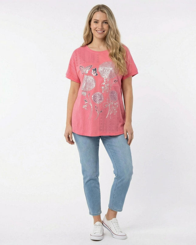 Ολόσωμη λήψη της κοραλί καλοκαιρινής τουνίκ σε μεγάλα μεγέθη, με εντυπωσιακό ασημένιο φλοράλ σχέδιο μπροστά, σε λευκό φόντο.