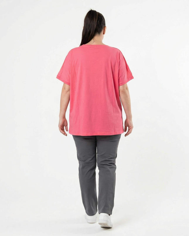 Πίσω όψη της κοραλί καλοκαιρινής τουνίκ σε μεγάλα μεγέθη. Άνετη εφαρμογή με κοντά μανίκια, φορεμένη από μοντέλο σε λευκό φόντο.