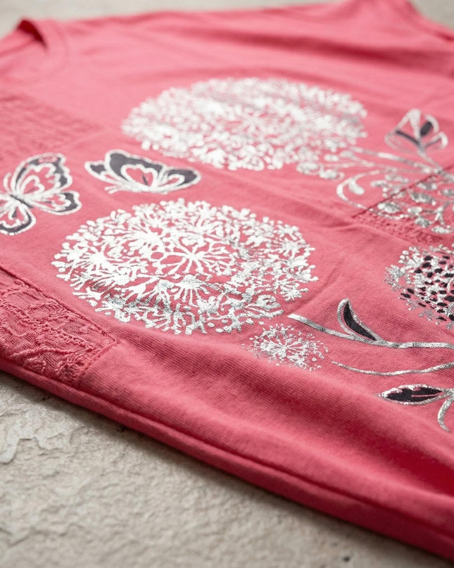 Κοντινή λεπτομέρεια σε κοραλί τουνίκ για μεγάλα μεγέθη. Διακρίνεται το ασημένιο φλοράλ σχέδιο με πεταλούδες και οι λεπτομέρειες δαντέλας.