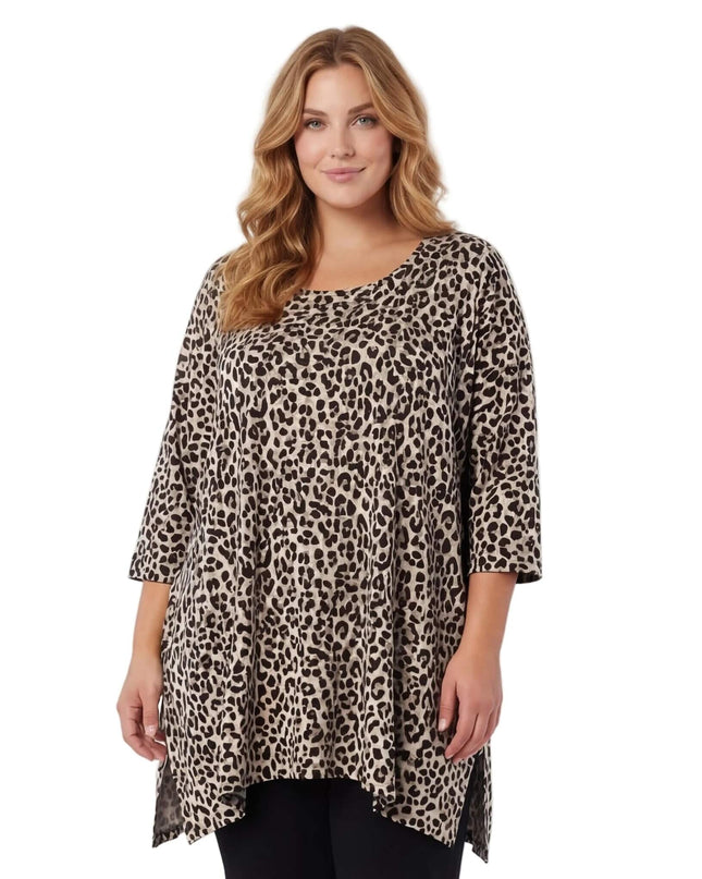 Μπροστινή όψη σε λευκό φόντο. Μοντέλο φοράει καθημερινή μάξι λεοπάρ τουνίκ σε μεγάλα μεγέθη, με άνετη εφαρμογή και μανίκια 3/4.