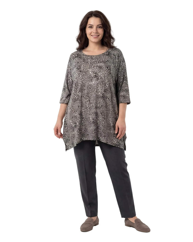 Ολόσωμη λήψη σε λευκό φόντο με γυναικεία καθημερινή λεοπάρ τουνίκ σε μεγάλα μεγέθη, στρογγυλή λαιμόκοψη και 3/4 μανίκια.