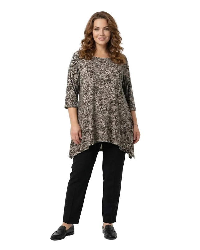 Ολόσωμη λήψη σε λευκό φόντο, γυναικεία καθημερινή μάξι λεοπάρ τουνίκ σε μεγάλα μεγέθη με 3/4 μανίκια και ασύμμετρο τελείωμα, φορεμένη με μαύρο παντελόνι.