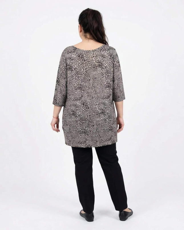 Καθημερινή μάξι λεοπάρ τουνίκ σε μεγάλα μεγέθη. Πίσω όψη που δείχνει το μήκος, την άνετη γραμμή και τα μανίκια 3/4.
