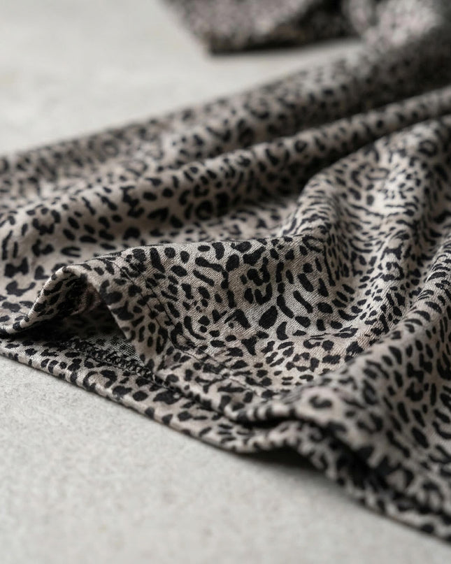 Κοντινή λεπτομέρεια που αναδεικνύει το ύφασμα με το λεοπάρ πριντ και τις ραφές στην καθημερινή μάξι τουνίκ σε μεγάλα μεγέθη.