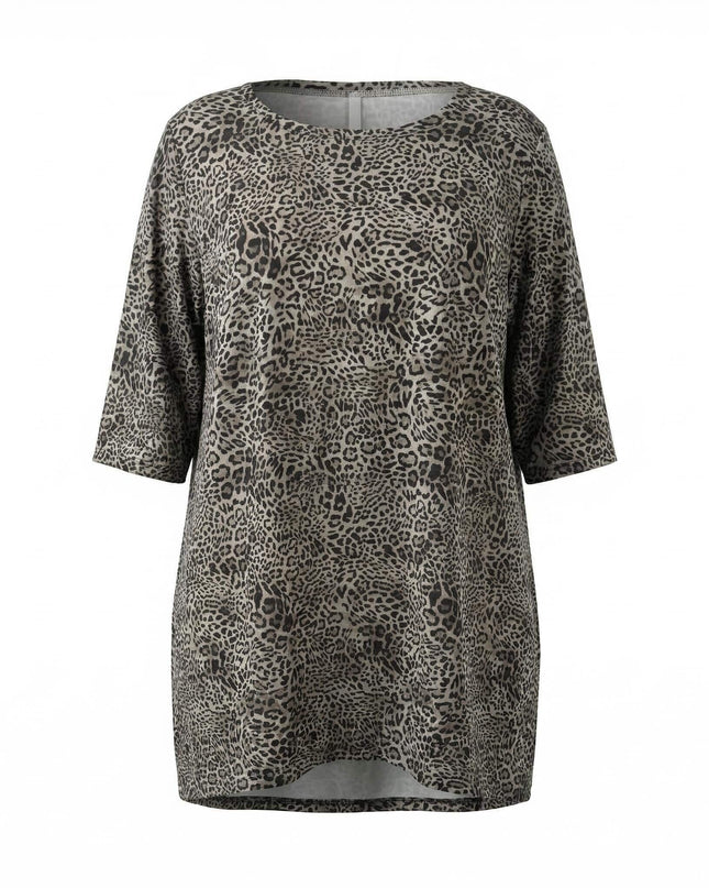 Καθημερινή μάξι λεοπάρ τουνίκ σε μεγάλα μεγέθη, μπροστινή όψη με στρογγυλή λαιμόκοψη και μανίκια 3/4, φωτογραφημένη σε λευκό φόντο.