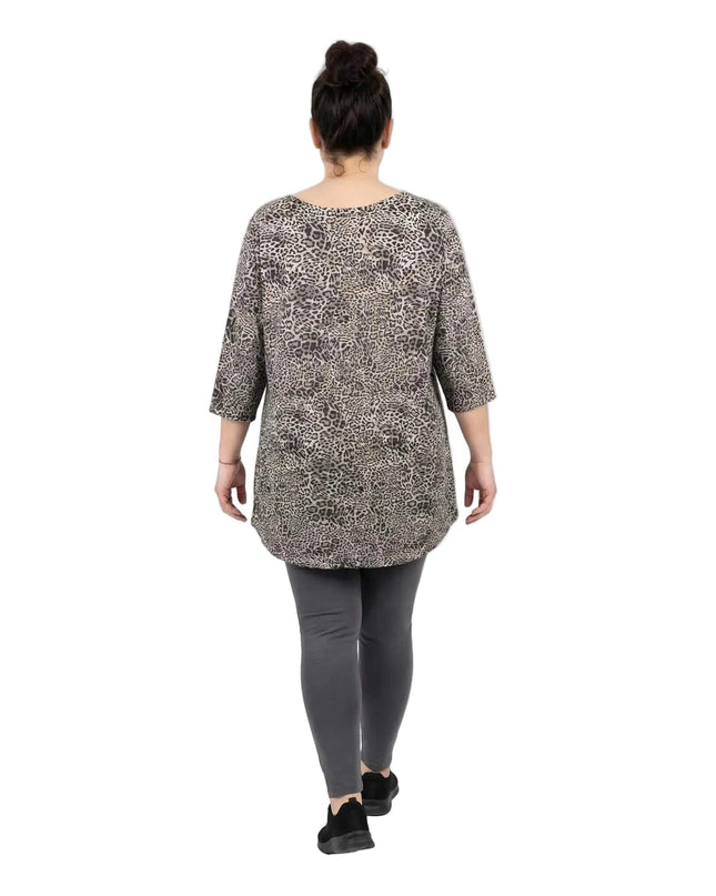 Πίσω όψη της καθημερινής μάξι τουνίκας σε μεγάλα μεγέθη, με εντυπωσιακό λεοπάρ σχέδιο, άνετη ριχτή εφαρμογή και μανίκια 3/4.