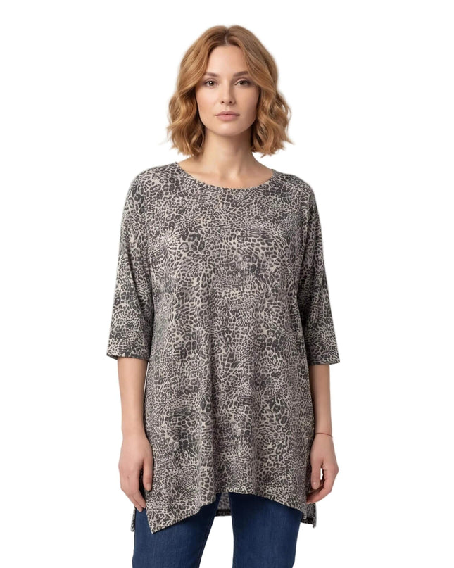 Μπροστινή όψη της καθημερινής μάξι τουνίκας μεγάλα μεγέθη με μοντέρνο λεοπάρ σχέδιο, στρογγυλή λαιμόκοψη και 3/4 μανίκια.