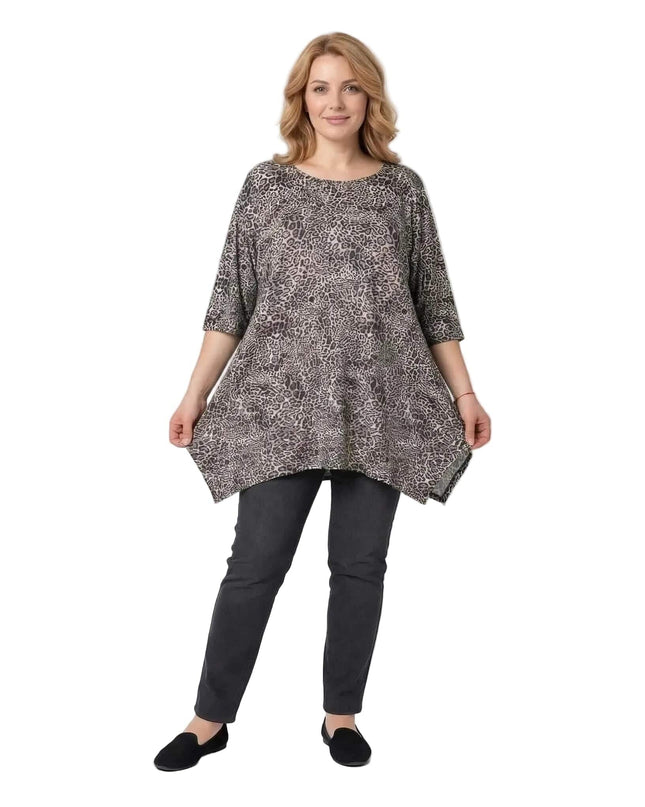 Καθημερινή μάξι τουνίκα σε μεγάλα μεγέθη με εντυπωσιακό λεοπάρ σχέδιο. Ολόσωμη λήψη σε λευκό φόντο, αναδεικνύοντας την άνετη εβαζέ γραμμή.