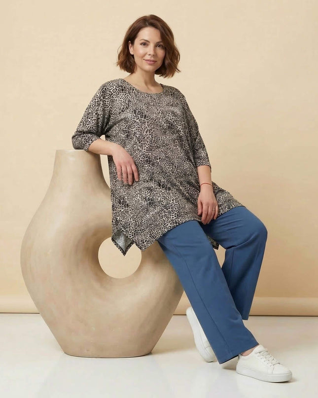 Ολόσωμη λήψη: Καθημερινή μάξι τουνίκα μεγάλα μεγέθη, με λεοπάρ σχέδιο, μανίκια 3/4 και πλαϊνά σκισίματα, φορεμένη από μοντέλο.