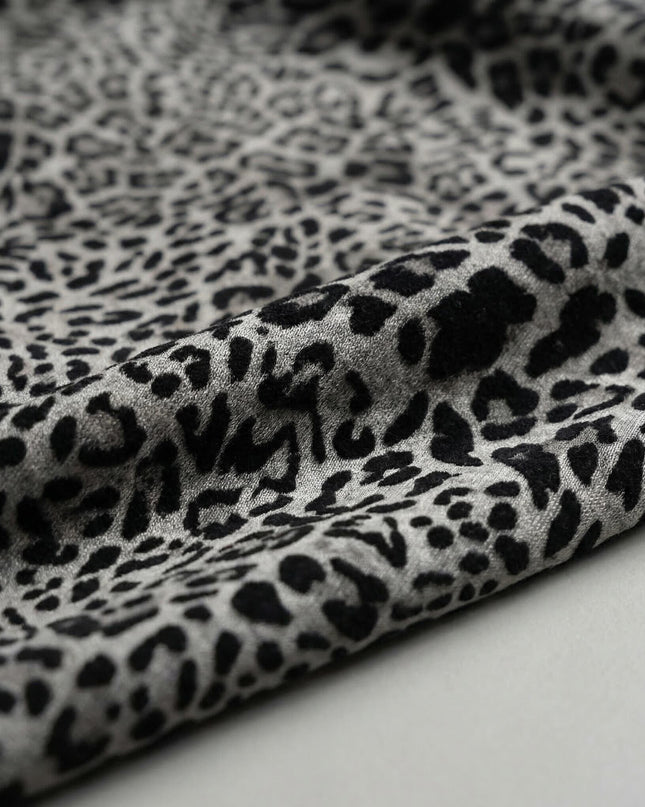 Κοντινή λεπτομέρεια στο απαλό ύφασμα με το γκρι-μαύρο λεοπάρ σχέδιο, από την καθημερινή γυναικεία τουνίκα μεγάλα μεγέθη.