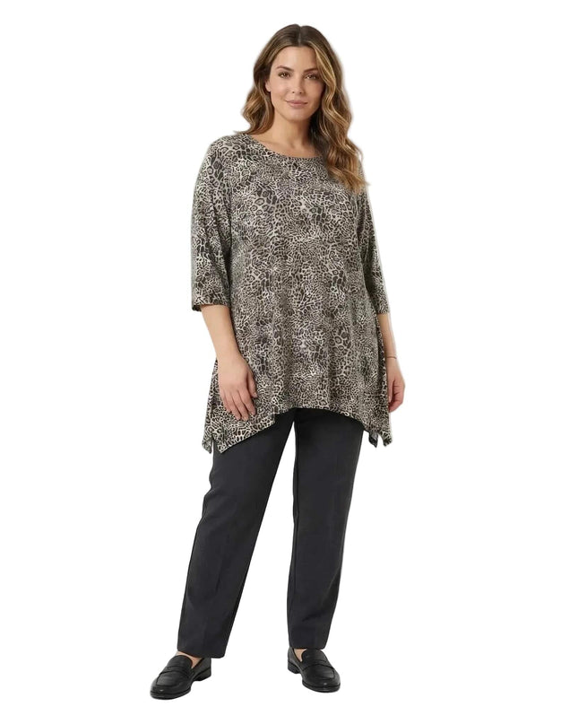 Ολόσωμη λήψη σε λευκό φόντο. Γυναικεία καθημερινή μάξι τουνίκα μεγάλα μεγέθη με λεοπάρ σχέδιο, μανίκια 3/4 και πλαϊνά σκισίματα.