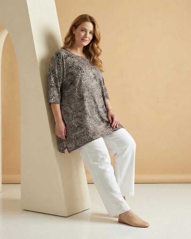 Ολόσωμη λήψη γυναίκας με καμπύλες που φορά καθημερινή μάξι τουνίκα με λεοπάρ σχέδιο, μανίκια 3/4 και πλαϊνά σκισίματα.