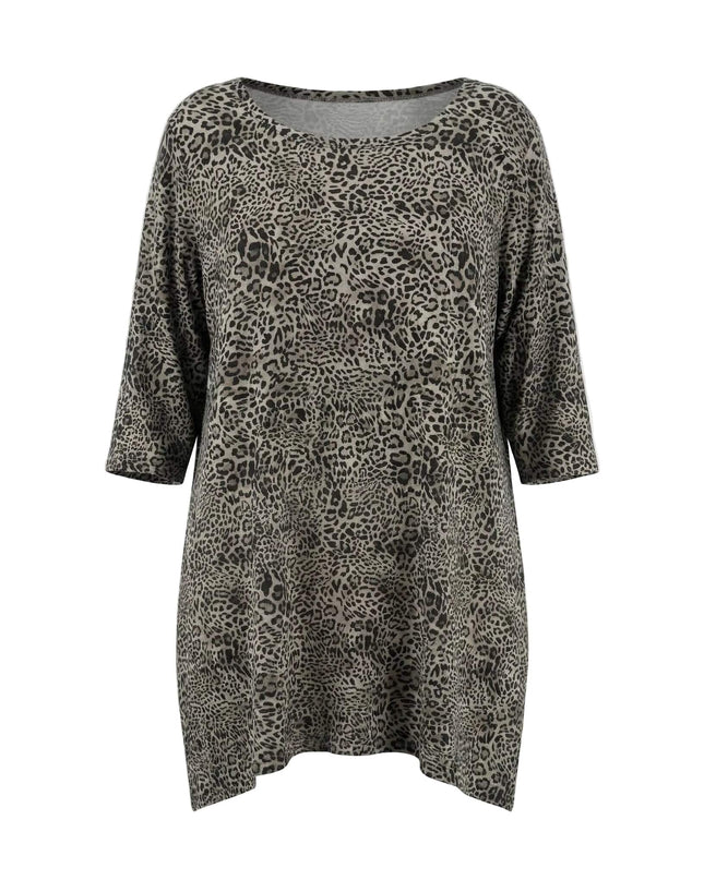 Καθημερινή μάξι τουνίκα μεγάλα μεγέθη με γκρι λεοπάρ σχέδιο, στρογγυλή λαιμόκοψη και μανίκια 3/4, σε λευκό φόντο.