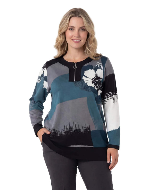 Καθημερινή πολύχρωμη τουνίκ μεγάλα μεγέθη με φερμουάρ στο ντεκολτέ και μοντέρνο αφηρημένο σχέδιο σε πετρόλ και γκρι τόνους, σε ολόσωμη μπροστινή λήψη.