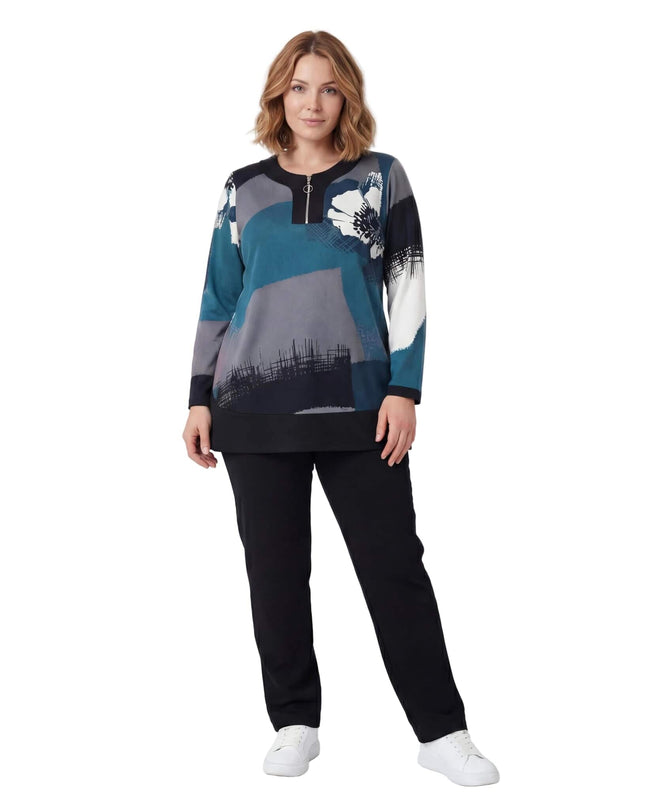 Καθημερινή πολύχρωμη τουνίκ μεγάλα μεγέθη με φερμουάρ σε ολόσωμη λήψη, με μοντέρνο αφηρημένο σχέδιο σε πετρόλ, γκρι και μαύρο χρώμα.