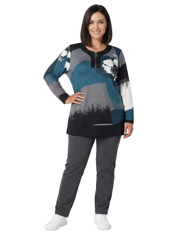 Καθημερινή τουνίκ μεγάλα μεγέθη με φερμουάρ και αφηρημένο πολύχρωμο σχέδιο σε πετρόλ και γκρι, παρουσιασμένη σε ολόσωμη λήψη μπροστά σε λευκό φόντο.