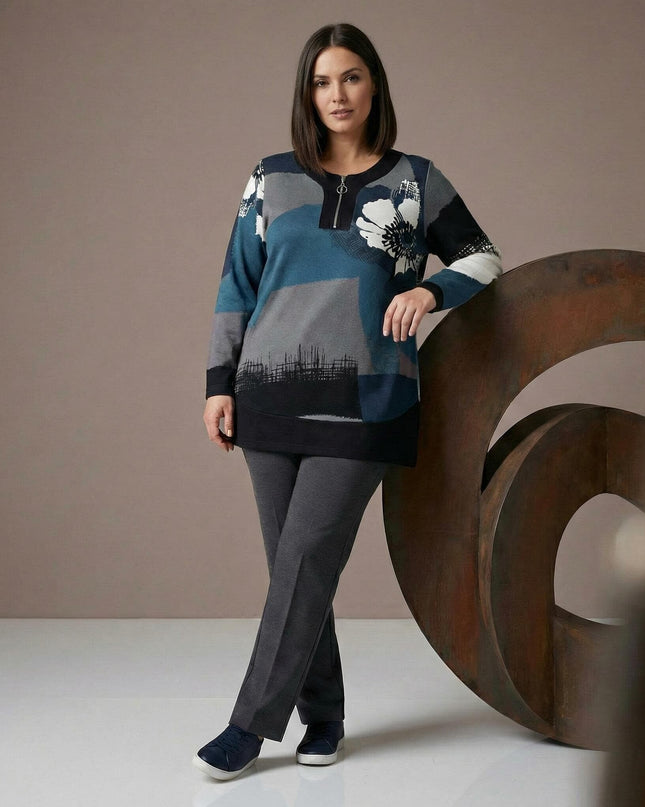 Καθημερινή πολύχρωμη τουνίκ μεγάλα μεγέθη με αφηρημένο σχέδιο σε πετρόλ και γκρι, λευκό λουλούδι και φερμουάρ, σε ολόσωμη λήψη.