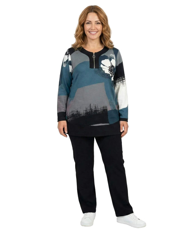 Καθημερινή πολύχρωμη τουνίκ μεγάλα μεγέθη με φερμουάρ στο λαιμό και αφηρημένο σχέδιο σε πετρόλ και γκρι, σε ολόσωμη λήψη που αναδεικνύει την άνετη εφαρμογή.