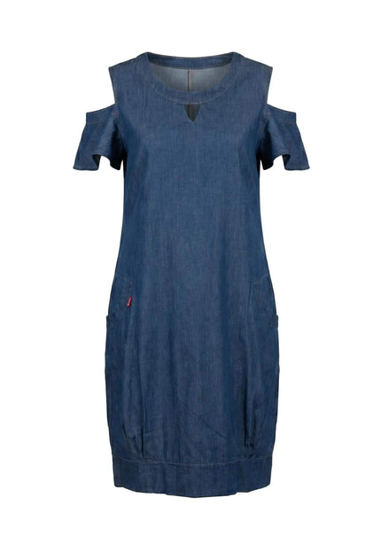 Καθημερινό μπλε denim φόρεμα σε μεγάλα μεγέθη με ανοιχτούς ώμους, V-ντεκολτέ και μπροστινές τσέπες. Φωτογράφιση της μπροστινής όψης σε λευκό φόντο.