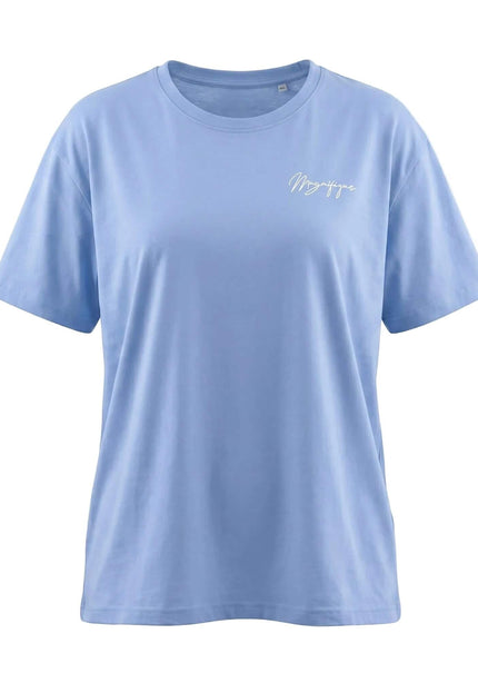 Καθημερινό γυναικείο t-shirt μεγάλα μεγέθη σε ανοιχτό μπλε χρώμα με λευκό κέντημα στο στήθος, σε λευκό φόντο.