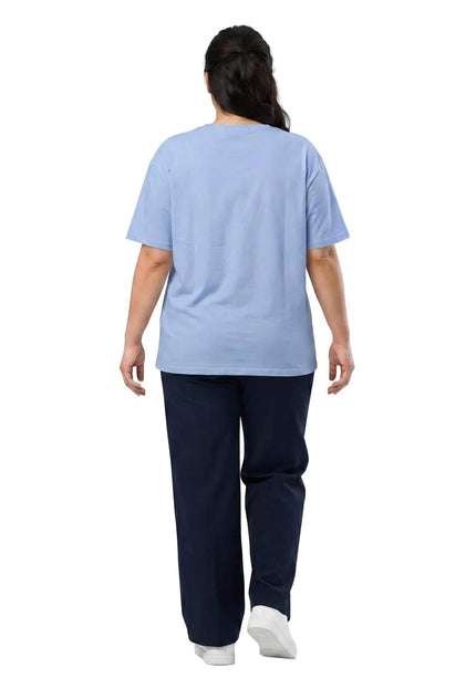 Πίσω όψη από καθημερινό γυναικείο t-shirt μεγάλα μεγέθη σε ανοιχτό μπλε χρώμα, φορεμένο από μοντέλο σε λευκό φόντο.