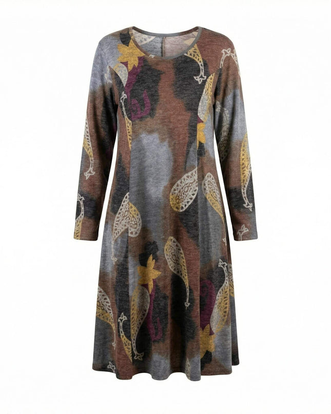 Καθημερινό καφέ φόρεμα σε άνετη γραμμή Α με μοτίβα λαχούρι και μακριά μανίκια. Ολόσωμη λήψη σε λευκό φόντο, κατάλληλο για μεγάλα μεγέθη.