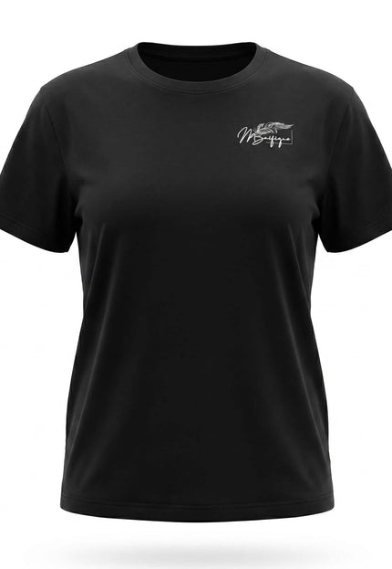 Καθημερινό βαμβακερό γυναικείο t-shirt σε μεγάλα μεγέθη, σε μαύρο χρώμα με διακριτική στάμπα στο στήθος, φωτογραφημένο σε λευκό φόντο.