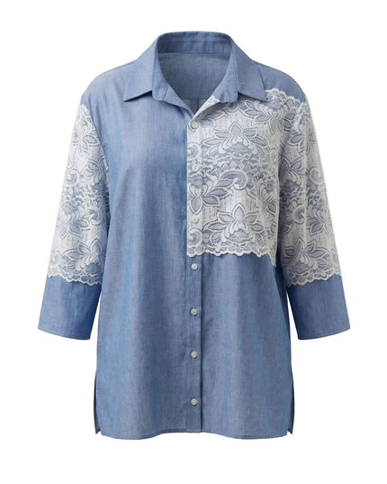 Κομψή μπλε λινή πουκαμίσα με λευκή δαντέλα στο στήθος και τα μανίκια 7/8, σε άνετη γραμμή για μεγάλα μεγέθη, φωτογραφισμένη σε λευκό φόντο.