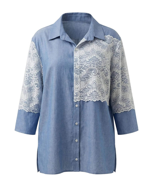 Κομψή μπλε λινή πουκαμίσα με λευκή δαντέλα στο στήθος και τα μανίκια 7/8, σε άνετη γραμμή για μεγάλα μεγέθη, φωτογραφισμένη σε λευκό φόντο.