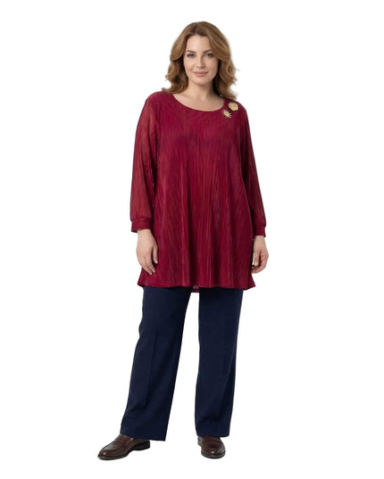 Ολόσωμη λήψη σε λευκό φόντο: Κομψή επίσημη κόκκινη τουνίκ σε μεγάλα μεγέθη με πλισέ υφή, μανίκια 7/8 και όμορφες καρφίτσες.