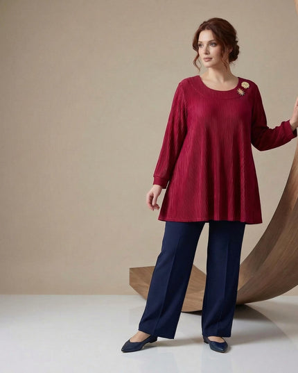 Ολόσωμη λήψη που δείχνει την κομψή επίσημη κόκκινη τουνίκ σε μεγάλα μεγέθη με πλισέ ύφασμα, χρυσές καρφίτσες και ριχτή εφαρμογή.