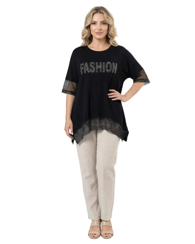 Ολόσωμη λήψη σε λευκό φόντο. Κομψή μαύρη ασύμμετρη τουνίκ plus size με εντυπωσιακό δίχτυ στα μανίκια και επιγραφή από στρας.