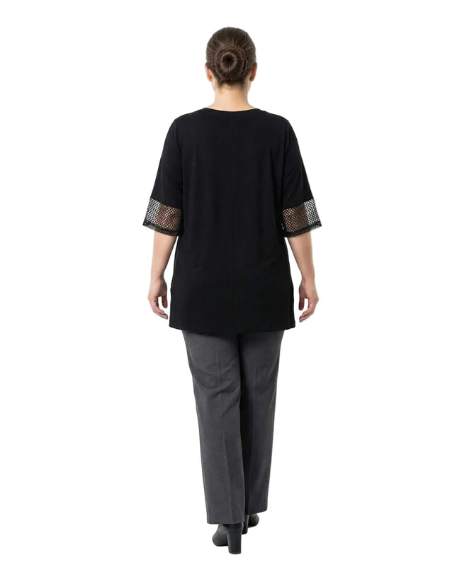 Πίσω όψη της κομψής μαύρης τουνίκ σε μεγάλα μεγέθη. Διακρίνεται η άνετη γραμμή και τα κοντά μανίκια με το εντυπωσιακό δίχτυ στο τελείωμα.