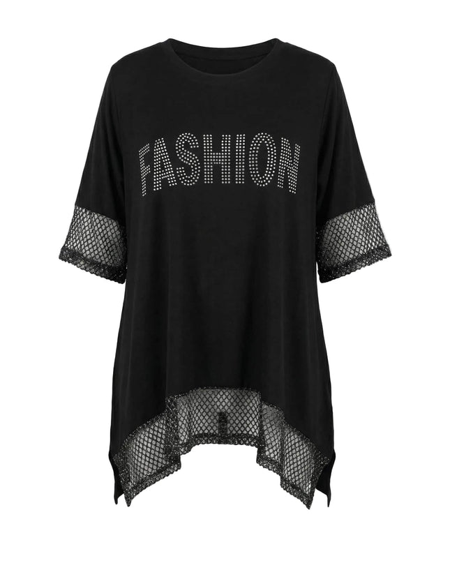 Μαύρη ασύμμετρη τουνίκ plus size, με λεπτομέρειες από δίχτυ και εντυπωσιακή επιγραφή FASHION από στρας στο στήθος. Λήψη σε λευκό φόντο.