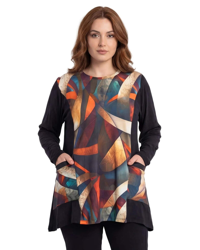 Κομψή μαύρη τουνίκ μεγάλα μεγέθη με αφηρημένο γεωμετρικό πάνελ σε πορτοκαλί και τιρκουάζ τόνους, μακριά μανίκια και τσέπες, σε λευκό φόντο.