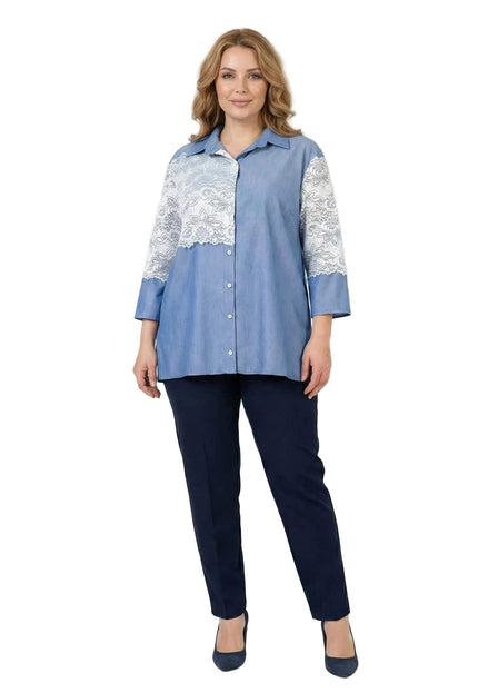 Κομψή μπλε λινή πουκαμίσα plus size με λευκή δαντέλα στο στήθος και μανίκια 7/8. Ολόσωμη φωτογραφία μοντέλου σε λευκό φόντο.