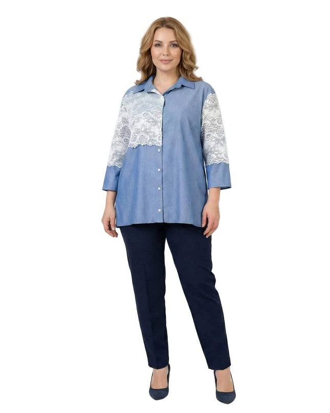 Κομψή μπλε λινή πουκαμίσα plus size με λευκή δαντέλα στο στήθος και μανίκια 7/8. Ολόσωμη φωτογραφία μοντέλου σε λευκό φόντο.
