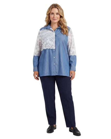 Κομψή μπλε λινή πουκαμίσα plus size με λευκή δαντέλα στο στήθος και μανίκια 7/8, σε ολόσωμη λήψη που αναδεικνύει την άνετη γραμμή.