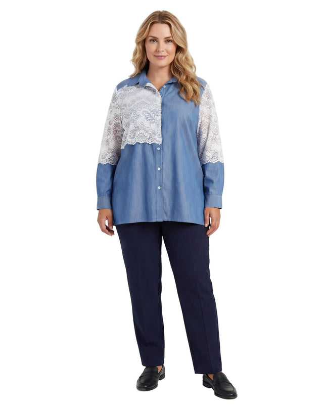 Κομψή μπλε λινή πουκαμίσα plus size με λευκή δαντέλα στο στήθος και μανίκια 7/8, σε ολόσωμη λήψη που αναδεικνύει την άνετη γραμμή.