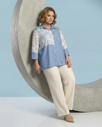 Κομψή μπλε λινή πουκαμίσα με λευκή δαντέλα και μανίκια 7/8, σε ολόσωμη λήψη που δείχνει την άνετη εφαρμογή για μεγάλα μεγέθη.