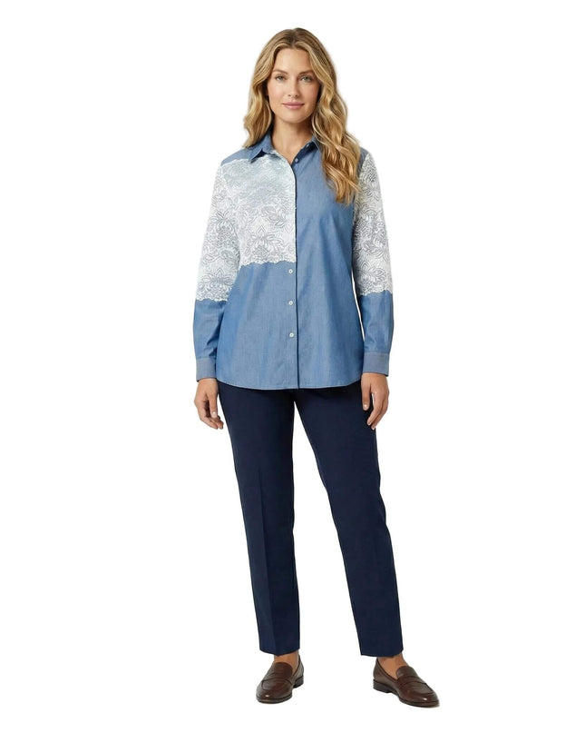 Ολόσωμη λήψη με κομψή μπλε λινή πουκαμίσα που διαθέτει λευκή δαντέλα στο στήθος και μανίκια 7/8, σχεδιασμένη για μεγάλα μεγέθη.