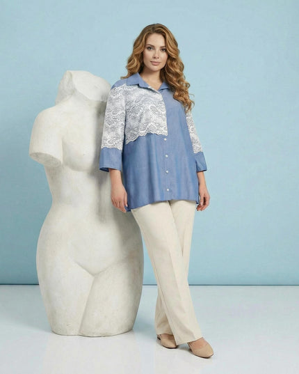 Κομψή μπλε λινή πουκαμίσα με λευκή δαντέλα στο στήθος και μανίκια 7/8. Ολόσωμη λήψη μοντέλου που φοράει το ρούχο, ιδανική εφαρμογή για μεγάλα μεγέθη.