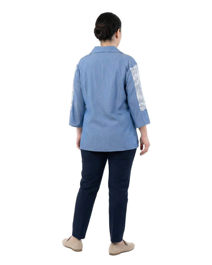 Πίσω όψη της μπλε λινής πουκαμίσας με λευκή δαντέλα στα μανίκια 7/8. Κομψό σχέδιο σε άνετη ίσια γραμμή για μεγάλα μεγέθη.