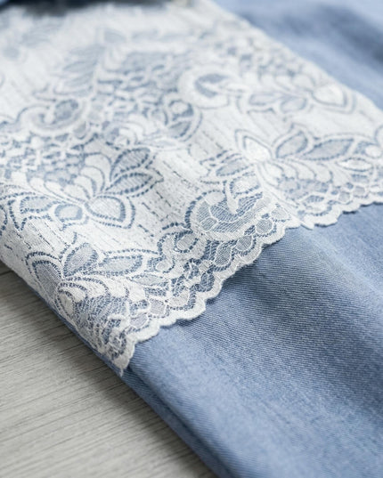 Κοντινή λεπτομέρεια της λευκής δαντέλας σε κομψή μπλε λινή πουκαμίσα, ένα σχέδιο ιδανικό για μεγάλα μεγέθη.