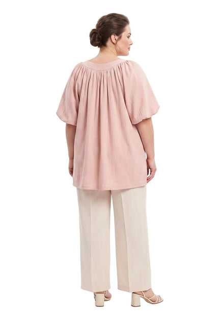 Πίσω όψη για την κομψή ροζ γυναικεία τουνίκ plus size, με πλούσιες σούρες στην πλάτη και άνετη γραμμή σε λευκό φόντο.